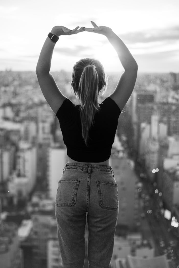 gallery-01 Elegant black and white portrait of a woman overlooking Buenos Aires at sunset.